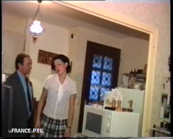 French Family Secrets: O studentă slab concentrată mai dispusă să se fută!