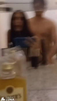 彼氏にお尻をあげる痩せたティーン