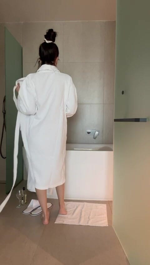 silicone_brunette: Muie cu vibrator în cadă