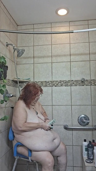 La grande infermiera bella vicki fa un trattamento con il fango nella mia doccia!