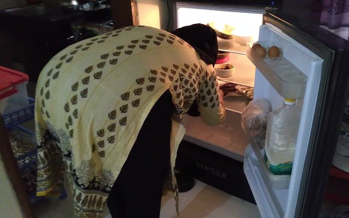 Aria Mia: 継母が冷蔵庫を開けると、継息子は犯して冷蔵庫に入れた