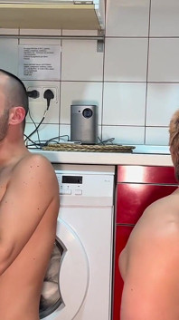 Tidyng kuchni. Przez Leo Bulgari, Viktor Rom, Brett Tyler & Fer Blondeville