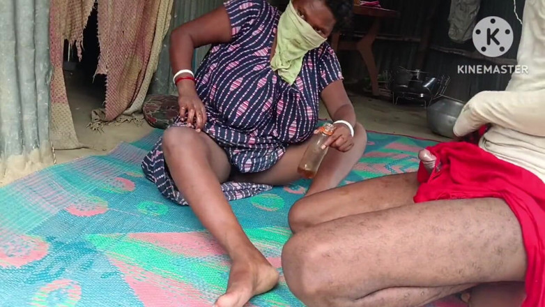 Nenika: Desi Bhabhi aplikuje olej na penis