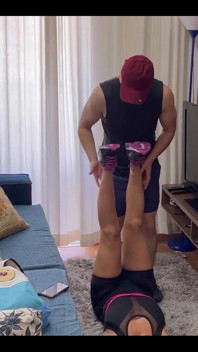 女神キッファがジムでトレーニングをしている