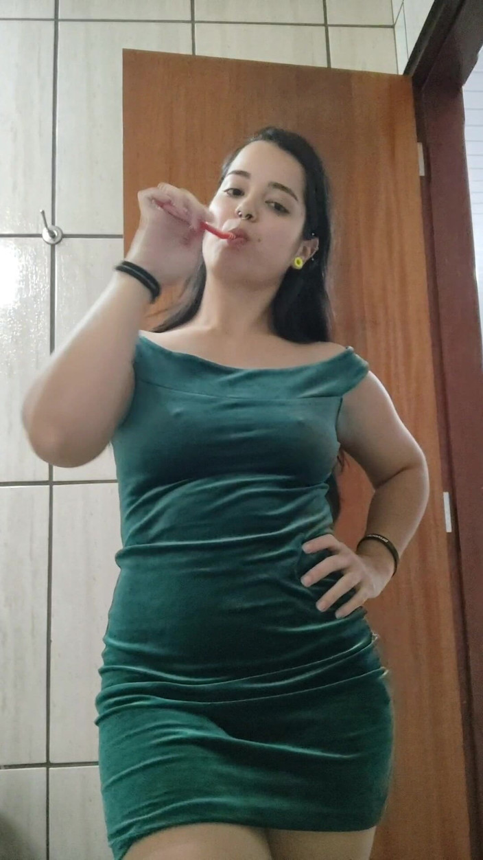 Debora Mendes: मेरे साथ ड्रेस अप - ग्रीन ड्रेस और उत्तेजक लुक