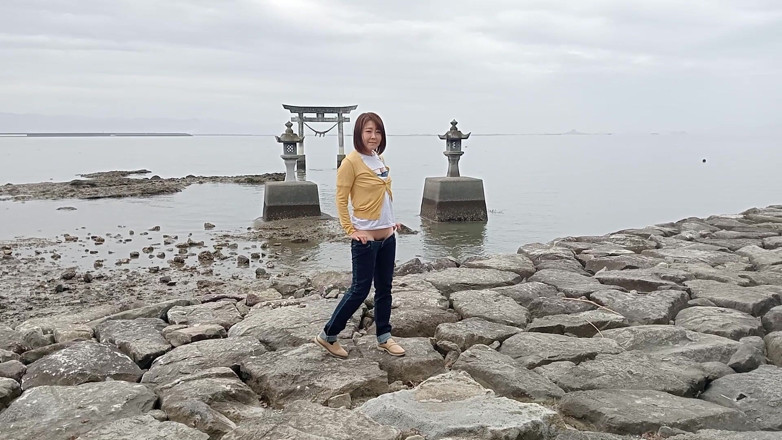 Mayumi Kanzaki: Ultra düşük katlı kotlarla açık havada maruz kalmak