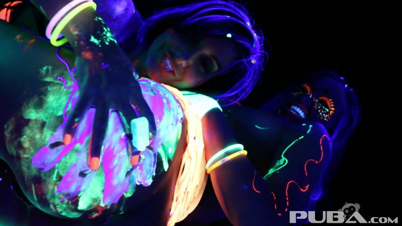 PUBA: Malam hujan black-light sama abigal mac &amp; ava addams