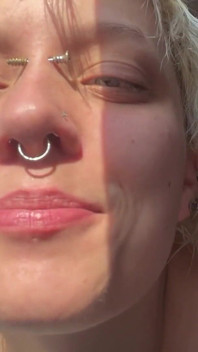 O fată gotică fără machiaj la soare îi face pe piggy nose