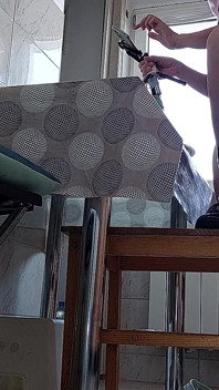 Coño peludo de morena, tetas grandes, mujer peluda sensual en la cocina. Sexy mamá, coño peludo, gran culo