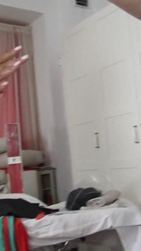 Sclavul de folie atârnat nu trebuie să ejaculeze!