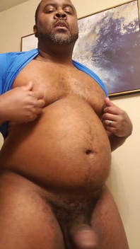 Brincando com minha barriga e balançando meu pau preto