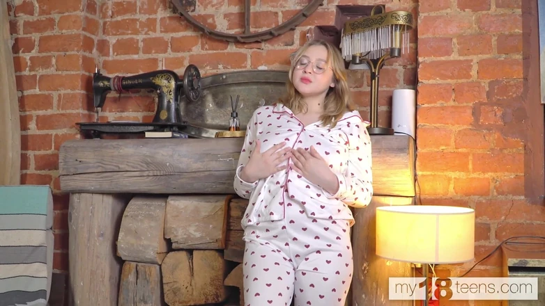 My 18 Teens: My18teens - かわいい豊満な女の子が指でマンコを犯す