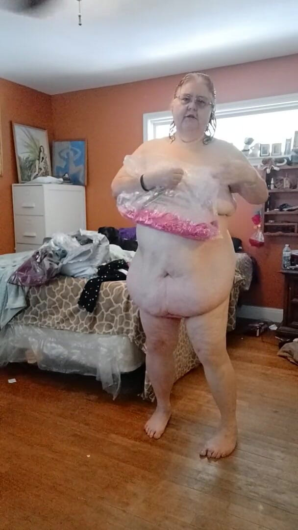 BBW nurse Vicki adventures with friends: Ik doe een roze slipje aan en een schattig ijsbroekje...