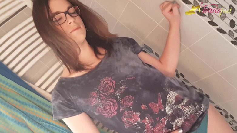 Trans and Cross-Dressers Feet: Tranny sika na stopy w łazience