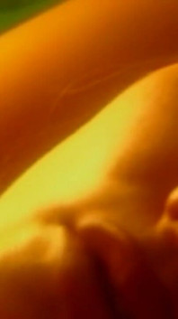 Blonda bombă călărește sălbatică și este cu degetul până la orgasm