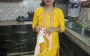 Saara Bhabhi: Hintli baldız mutfakta yemek pişirirken kayınbiraderi onu arkadan sikiyor
