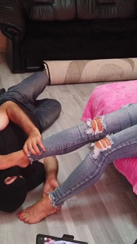 Adoration des pieds pour une femme mature blonde