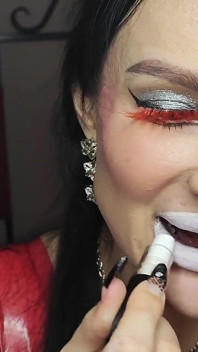 Witte lippenstift Tongzoenen van perfecte latex bimbo