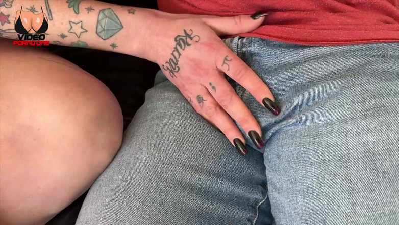Video Porno One: 온몸에 문신이 새겨진 이 밀프는 한 방울도 남기지 않고 모든 것을 삼킬 거예요!