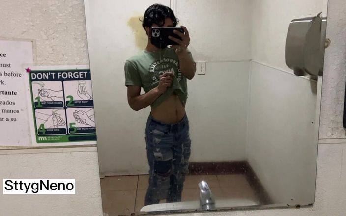 Xooshua (xblue18): Un joli twink de Tiktok se déshabille dans les toilettes...