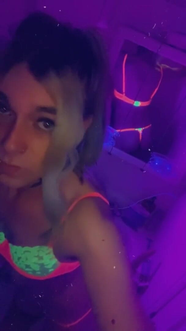 CarmenMelatonin: Sexy párty dívka chce šukat