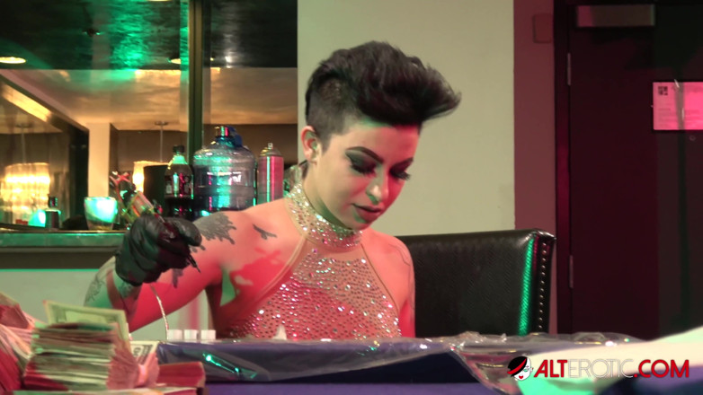 Alt Erotic: Adriana Lynn se tetuje před šukáním Saschy