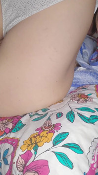 La matrigna con la figa pelosa viene sborrata dentro dal figliastro. Sesso fatto in casa da vicino
