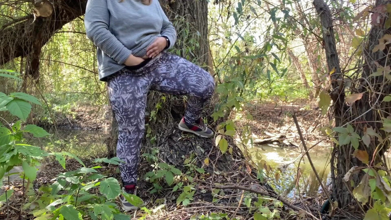 OurFetishLife: 成熟した曲線美のミルフ継母が自然の中で指を触る