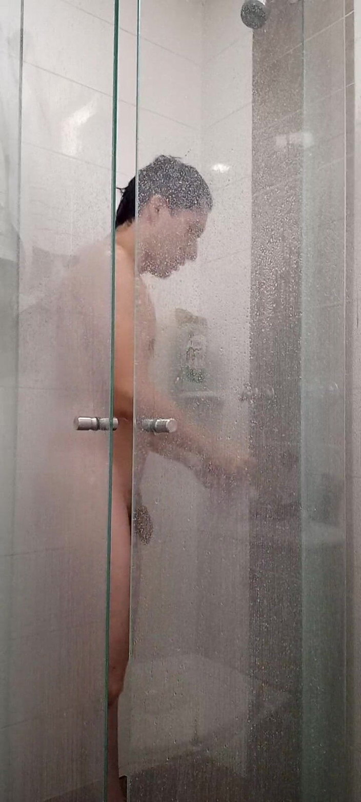 Diego_latinboy: Великий член ducha в тренажерному залі, волохатий кущ, дрочить сперму в дзеркалі
