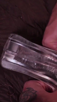 Büyük kıllı yaraklı baba şeffaf bir fleshlight'ı sikiyor ve dölle dolduruyor
