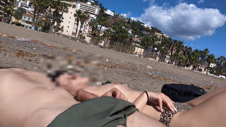 SweetJaneOfficial: Berkelip batang di sebelah awek bertelanjang atas yang dia lihat