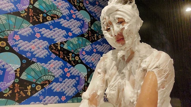 Mayumi Kanzaki: Juguemos Juntos Usando Espuma De Afeitar