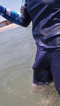 Surferul devine erect în Lycra lui pentru plăcerea oamenilor