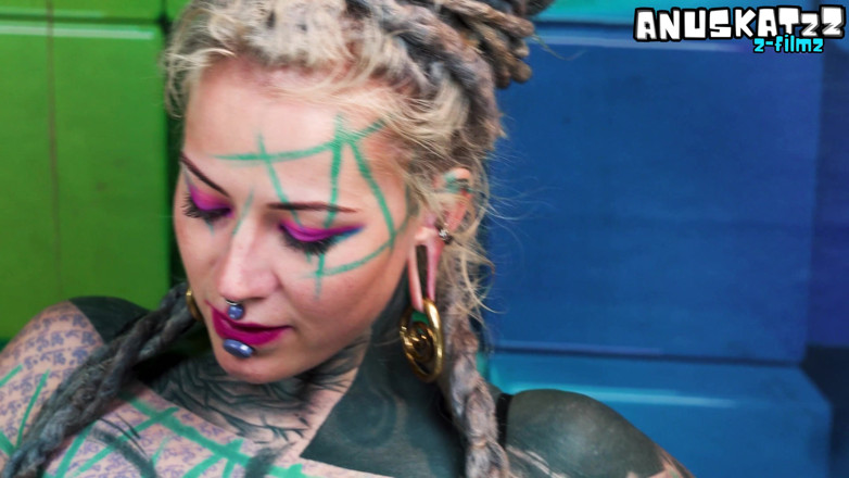 Anuskatzz: Inexperiente tatuada hippie menina recebe lição anal de estrela pornô...