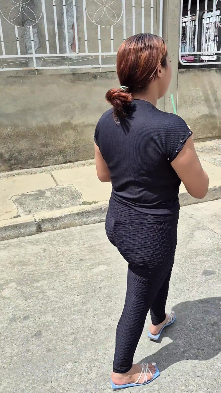 Pikaa6: Compro qualcosa da mangiare dalla ragazza delle pulizie e lei...