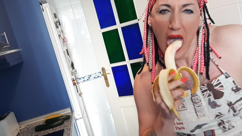 Danaxmuscles: キッチンで私のお尻とマンコを犯す