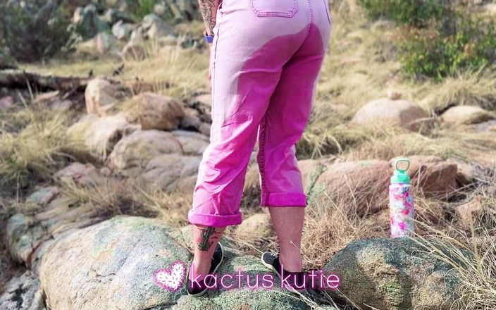 Kactus kutie: 哎呀！我在徒步旅行时尿了我的粉色工作服