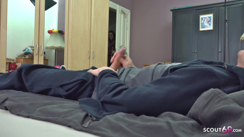 Scout69: जर्मन सौतेली बहन Marie सौतेले भाई को हस्तमैथुन करते हुए पकड़ी गई