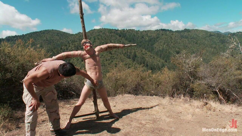 Men on Edge: Gefangen genommen und im Wald edging