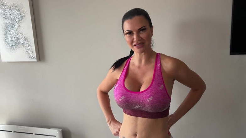 Jasmine Jae: Máy bay bà già phun nước
