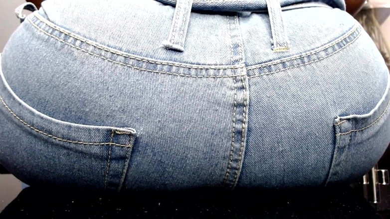 Maeling: Dziwka nastolatka zrujnowana w dżinsach ass-fyxiation z Giant Ass Nieświadoming