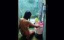 Navrim: Navrim en el baño duchándose al estilo indio