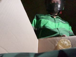 SinglePlayerBKK: Pria Pengiriman Thailand Mengirimkan Paketnya