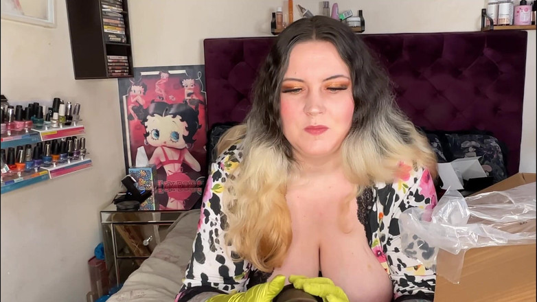 MissFFW: Imunda prostituta desempacotando sua nova seleção de brinquedo