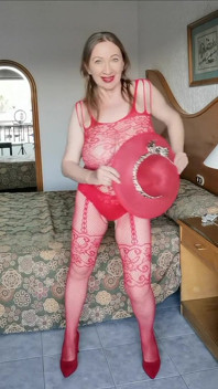 Mamă sexy incitantă care sare cu țâțe uriașe în ciorapi