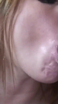 Wytatuowana blondynka zdradza dziwka Jaylyn Rose rozkłada nogi, aby rozkoszować się swoją cipką i daje loda