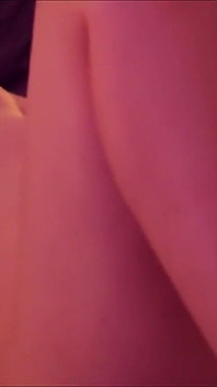 Si blonde berambut pendek Emily melancap di atas katil