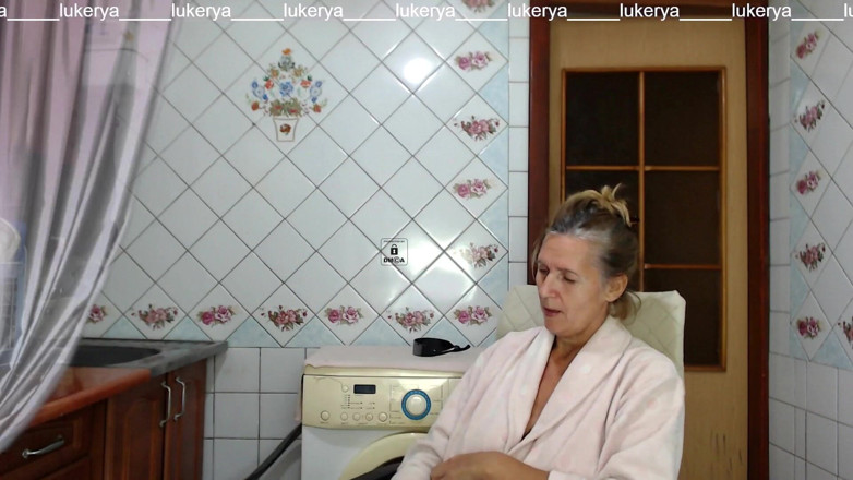 Lukerya: Stewardesa fierbinte Lukerya în bucătărie într-un halat