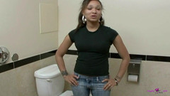 Naughty Black Girls: सिएरा किंग अंतरजातीय के साथ अपना रास्ता बनाना चाहती है और चोदने के लिए अपनी चूत देती है