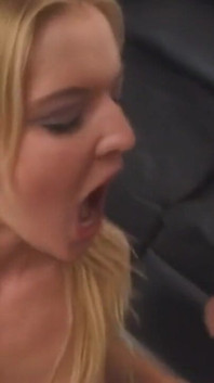 Troia bionda fa un deepthroat al cazzo con le lacrime che streaming
